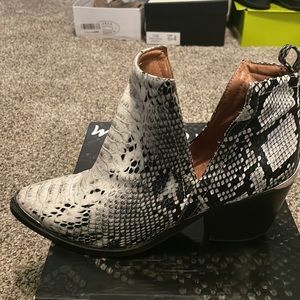Jeffrey Campbell Black and White Snake Print Ankle Boots W10
